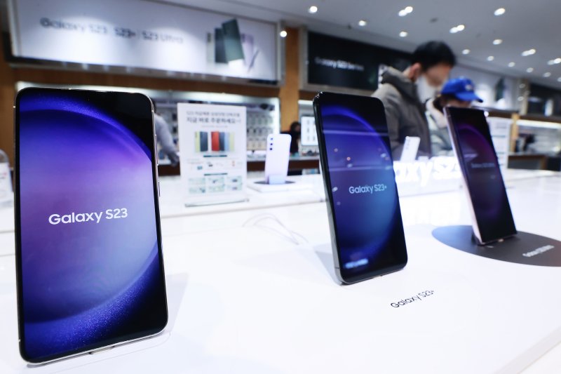 지난달 17일 서울 서초구 삼성전자 서초사옥 내 딜라이트샵을 찾은 고객들이 갤럭시 S23 시리즈를 체험하고 있다. 연합뉴스