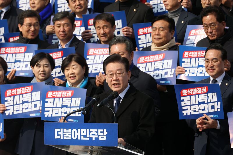 이재명 더불어민주당 대표가 17일 오전 서울 여의도 국회 본관 앞 계단에서 열린 윤석열 정권 검사독재 규탄대회에서 연설을 하고 있다. 사진=서동일 기자