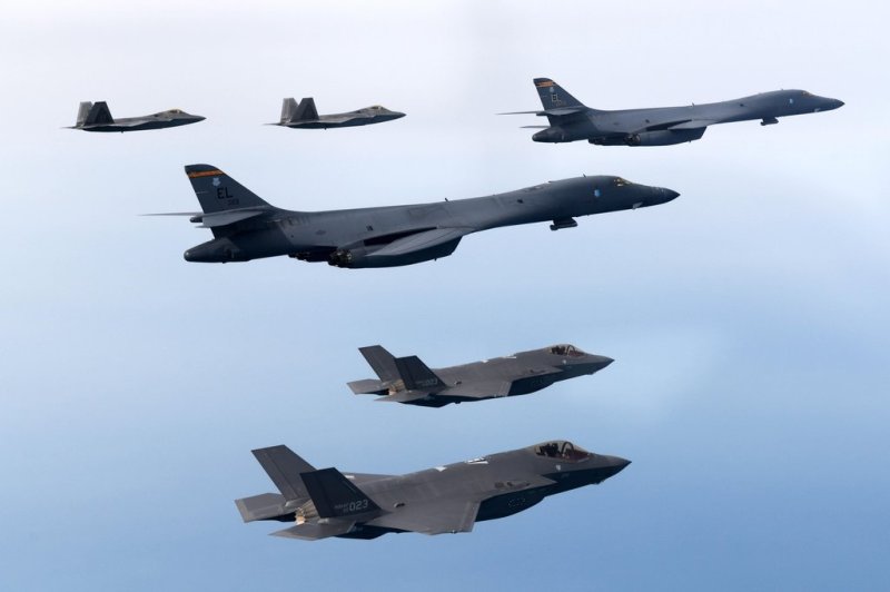 한미 공군이 지난 1일 서해 상공에서 우리 측 F-35A 전투기와 미측의 B-1B 전략폭격기 및 F-22·F-35B 전투기를 동원해 연합공중훈련을 시행하고 있다. 사진=국방부 제공