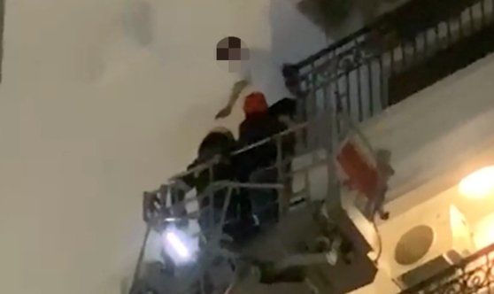 지난 14일(현지시간) 베트남 하노이의 한 호텔에서 투신을 시도한 한인 남성이 현지 공안에 의해 구조되는 사건이 발생했다. VN익스프레스 캡처