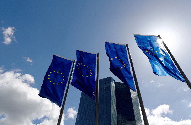 독일 프랑크푸르트 유럽 중앙은행(ECB) 본점 앞에 유럽연합(EU) 깃발이 바람에 날리고 있다. 뉴스 1