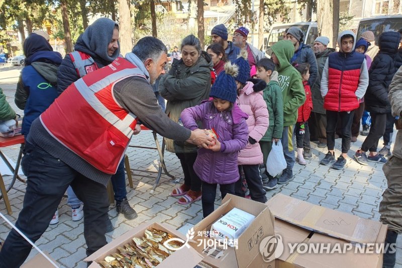 대지진으로 큰 피해를 본 튀르키예 주민들에게 긴급 구호품을 나눠주고 있다. 희망친구 기아대책 제공