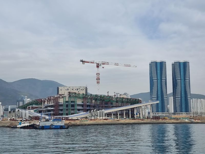 17일 2030 부산세계박람회(부산엑스포) 개최 부지인 부산항 북항에 들어설 오페라하우스가 오는 오는 12월 완공을 목표로 건설이 한창이다. 부산엑스포 전시 면적은 344만㎡로 축구장 482개 규모를 자랑한다. 사진=김동호 기자