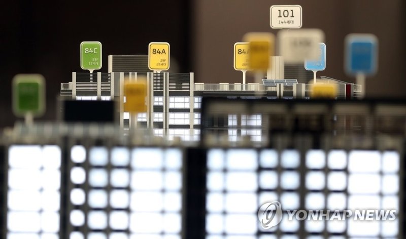 아파트 청약 시작 계묘년 첫 아파트 1순위 청약 시작 (창원=연합뉴스) 김동민 기자 = 계묘년 새해 첫 아파트 '1순위' 청약이 시작된 3일 경남 창원시 성산구에 위치한 한 대형 건설사 모델하우스에 있는 아파트 모형. 2023.1.3 image@yna.co.kr (끝)