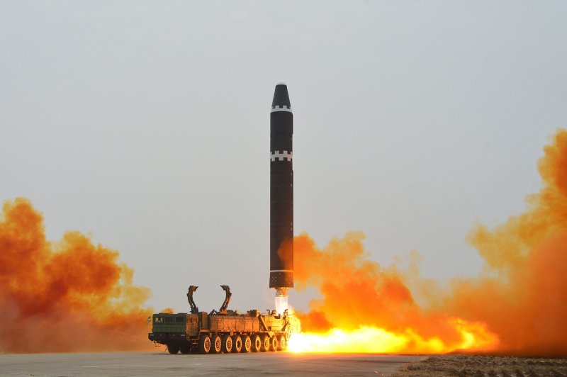 북한이 18일 오후 대륙간탄도미사일(ICBM) '화성-15형' 훈련을 진행했다고 19일 당 기관지 노동신문을 통해 전했다. 신문은 "미사일총국이 발사훈련을 지도했으며 훈련엔 ICBM 운용부대 중에서 발사 경험이 풍부한 제1붉은기영웅중대가 동원됐다"고 설명했다. 사진=노동신문 캡처