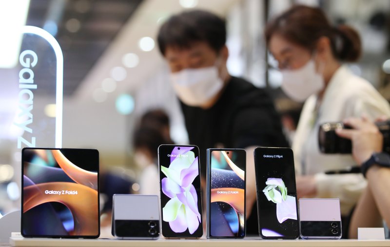 [서울=뉴시스] 김진아 기자 = 삼성전자가 ‘삼성 갤럭시 언팩 2022’에서 차세대 폴더블 스마트폰인 '갤럭시Z플립4'와 '갤럭시Z폴드4'를 공개했다. 11일 서울 서초구 삼성전자 딜라이트에 '갤럭시Z플립4'와 '갤럭시Z폴드4'가 전시돼 있다. 2022.08.11. bluesoda@newsis.com