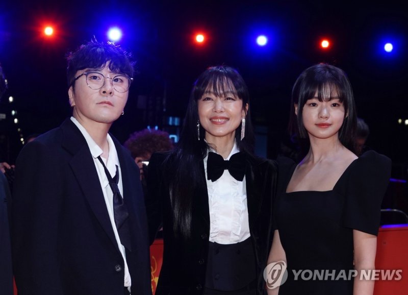 턱시도 입은 '길복순' 전도연 epa10475928 (L-R) Byun Sung-hyun, Jeon Do-Yeon, and Kim Si-A ('Kill Boksoon') pose at a photocall on the red carpet as guest arrive for the premiere of the movie 'Manodrome' during the 73rd Berlin International Film Festival 'Berlinale', in Berlin, Germany, 18 February 2023. The in-
