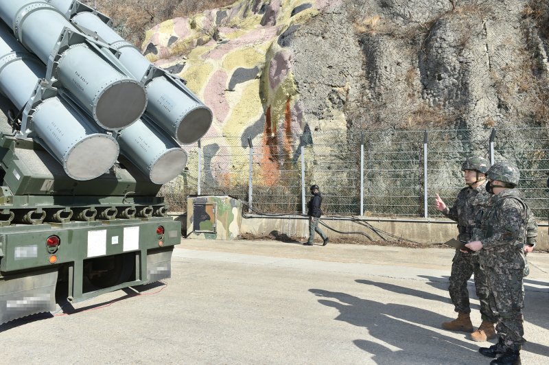 김승겸 합참의장이 지난 15일 해군 유도탄기지에서 결전태세 현장점검을 하고 있다. 사진=합동참모본부 제공