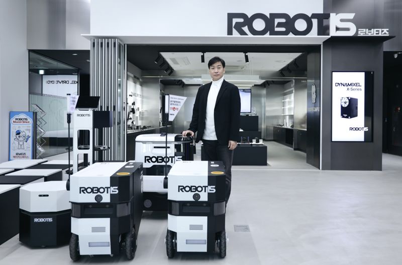 김병수 로보티즈 대표가 서울 강서구 마곡동 본사 로비에 전시된 자율주행로봇 '집개미'와 '일개미'를 소개하고 있다. 로보티즈 제공