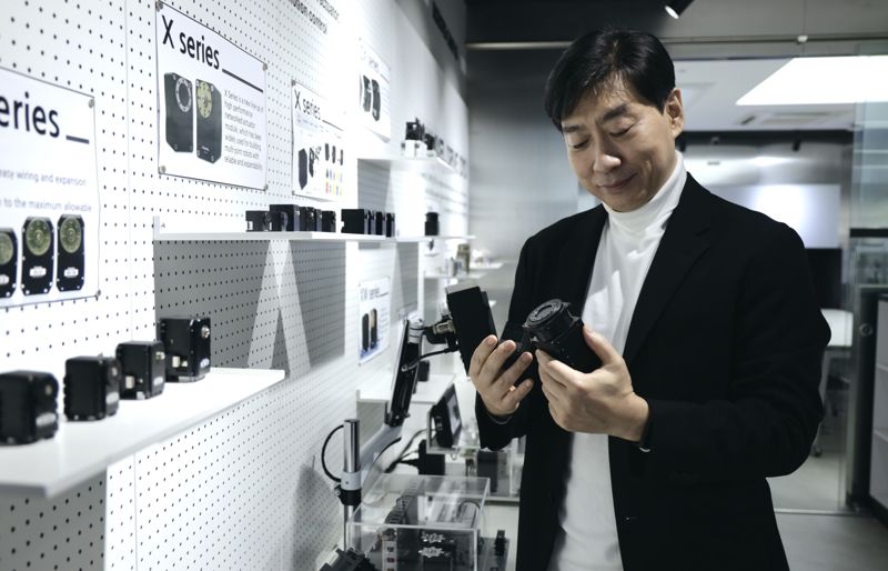 김병수 로보티즈 대표가 서울 강서구 마곡동 본사 로비에 전시된 액추에이터 '다이나믹셀'을 들어보이고 있다. 로보티즈 제공