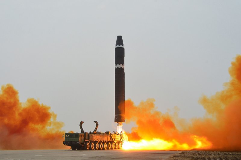 북한이 18일 오후 대륙간탄도미사일(ICBM) '화성-15형' 훈련을 진행했다고 19일 당 기관지 노동신문을 통해 밝혔다. 사진=노동신문 캡처