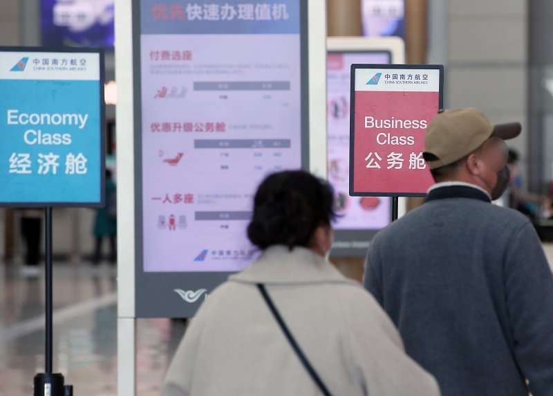 지난 19일 인천국제공항 1터미널 출국장에서 고객들이 항공권 발권을 위해 중국남방항공 카운터로 향하고 있다. 뉴스1 제공.