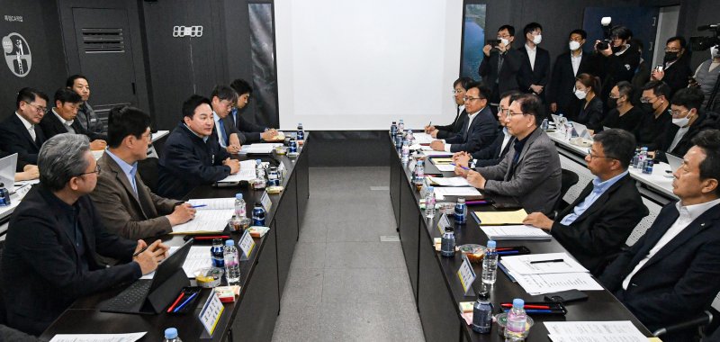 [서울=뉴시스] 조성우 기자 = 원희룡 국토교통부 장관이 19일 오후 서울 강남구 한 아파트 건설현장에서 열린 건설현장 불법행위 근절 관련 원도급사 간담회에서 모두발언을 하고 있다. (공동취재사진) 2023.02.19. photo@newsis.com