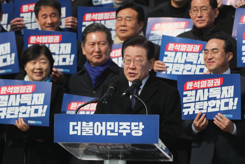 이재명 대표가 지난 17일 국회 본청 앞 계단에서 열린 윤석열 정권 검사독재 규탄대회에서 발언하고 있다. / 사진=뉴스1