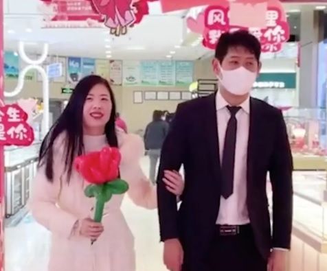 중국의 한 쇼핑몰에서 '남자친구 대여' 서비스를 이용하는 중국 여성의 모습. /사진=펑파이뉴스