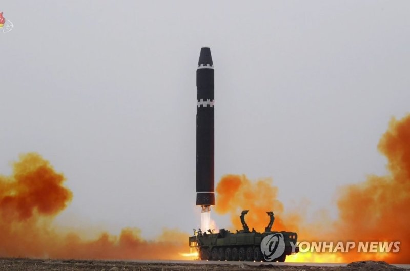 북한, ICBM '화성포-15형' 발사 훈련 진행 (서울=연합뉴스) 북한이 18일 오후 대륙간탄도미사일(ICBM) '화성-15형'을 고각발사했다고 밝혔다. 북한의 ICBM운용부대 중 제1붉은기영웅중대는 18일 오후 평양국제비행장에서 ICBM '화성-15'를 최대사거리체제로 고각발사했다고 조선중앙TV가 19일 보도했다. 발사된 미사일은 "최대정점고도 5,768.5㎞까지 상승해 거리 989㎞를 4천15초간 비행해 동해 공해상의 목표수역을 정확히 타격했으며, 강평에서 '우'를 맞았다"고 조선중앙TV는 전했다. [조선중앙TV 화면] 202