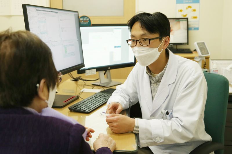 정희원 서울아산병원 노년내과 교수가 저작 기능에 어려움이 있는 노인 환자를 진료하고 있다. 서울아산병원 제공