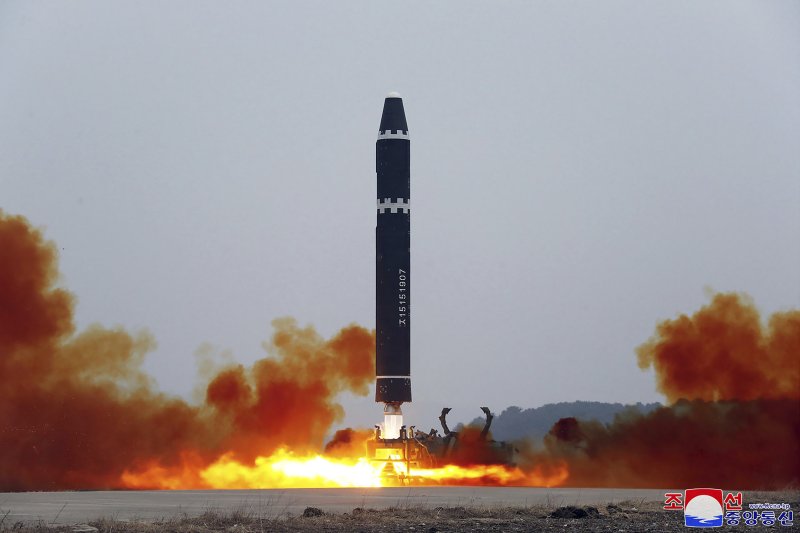북한이 지난 18일 북한 평양 순안국제공항에서 대륙간탄도미사일(ICBM) '화성-15형'을 시험발사 하고 있다. /조선중앙통신 캡처
