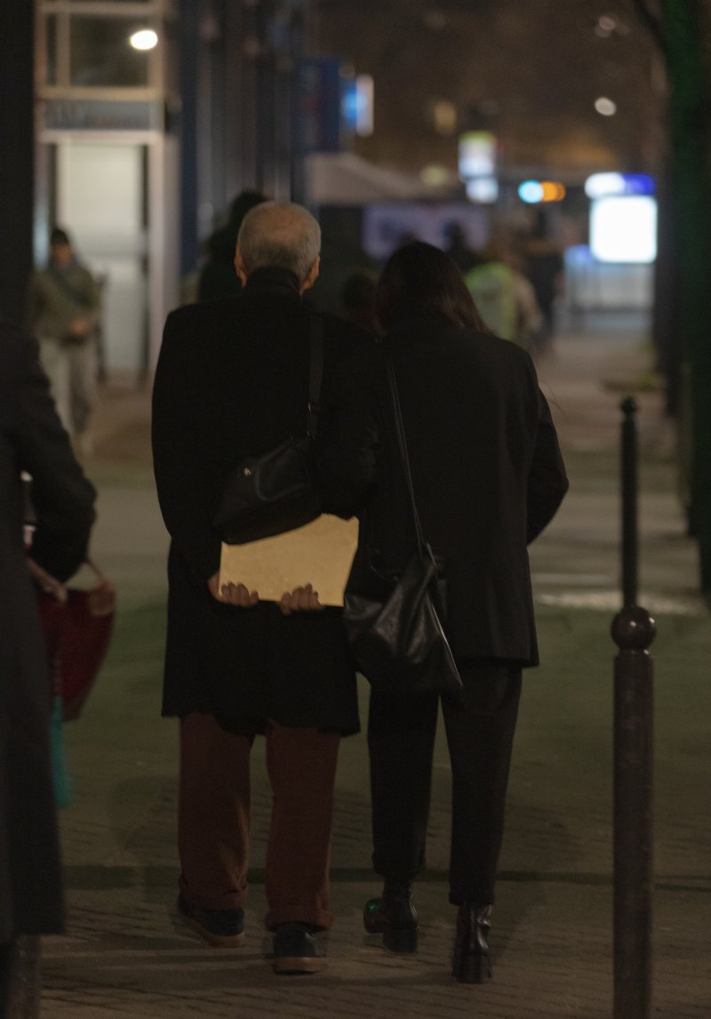 홍상수·김민희, 파리 길거리 데이트…모자로 장난치며 환한 미소