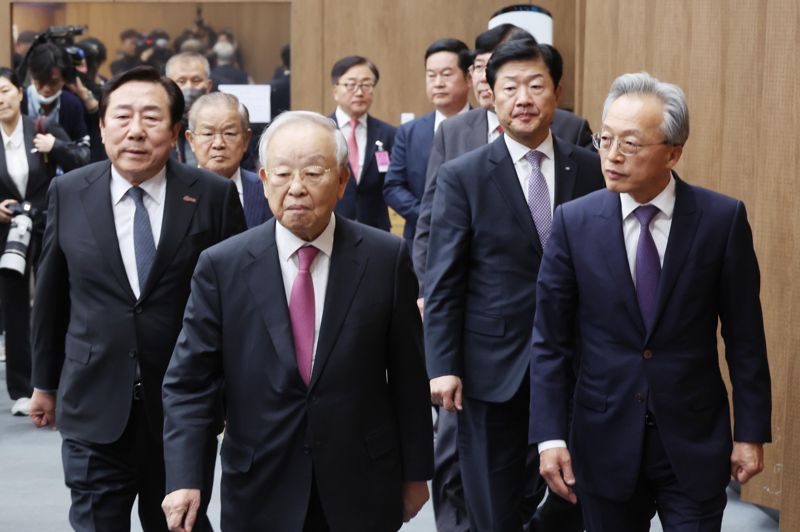 손경식 한국경영자총협회 회장과 김기문 중소기업중앙회장 등 경제단체장들이 20일 국회 소통관에서 노조법 2·3조 개정에 반대하는 기자회견을 하기 위해 회견장에 들어서고 있다. 사진=박범준 기자