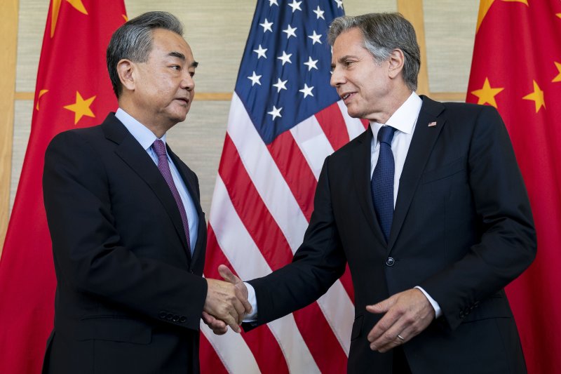 지난해 7월 9일 인도네시아 발리에서 토니 블링컨 미국 국무장관(오른쪽)이 당시 중국의 외교부장(장관)이었던 왕이와 악수하고 있다.AP뉴시스