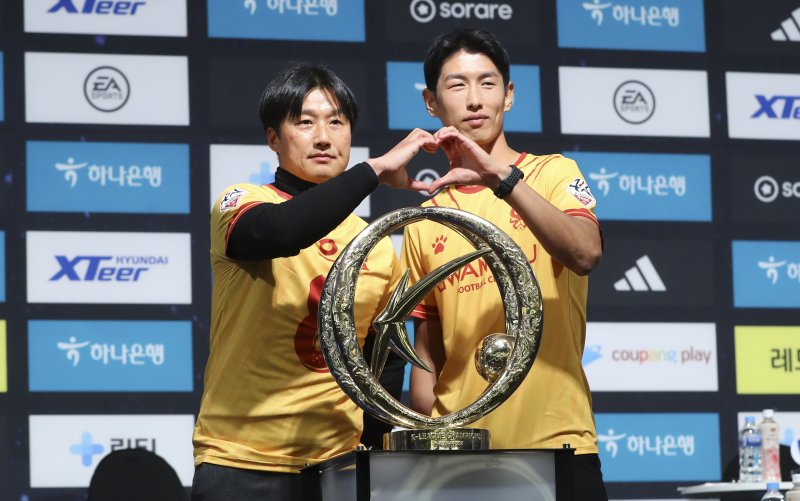 [서울=뉴시스] 최진석 기자 = 광주FC 이정효 감독과 안영규이 20일 서울 서초구 더케이호텔서울에서 열린 하나원큐 K리그 2023년 개막 미디어 데이에서 포즈를 취하고 있다. 2023.02.20. myjs@newsis.com