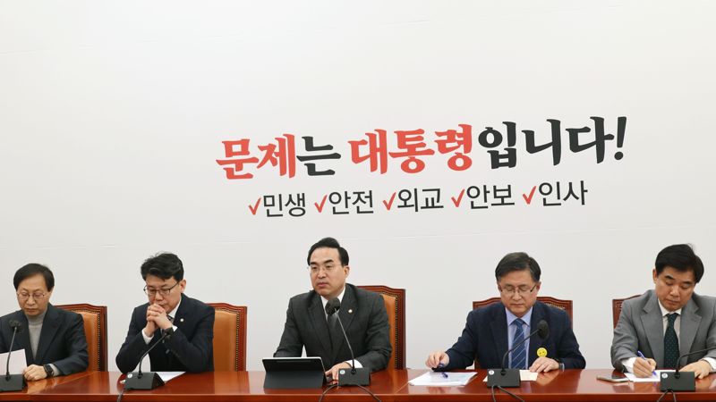 더불어민주당 박홍근 원내대표가 21일 국회에서 열린 원내대책회의를 주재하고 있다. 사진=서동일 기자