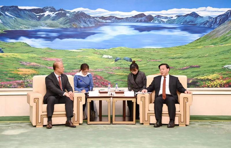 지난 16일 중국 길림성정부 영빈관에서 KGC인삼공사 허철호 대표이사(왼쪽)와 길림성장 한쥔이 전략적 협력을 위한 회담을 진행했다.