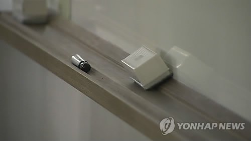 칠판 문제풀이가 정서적 학대? 학부모, “애 망신줬다” 교사 고소