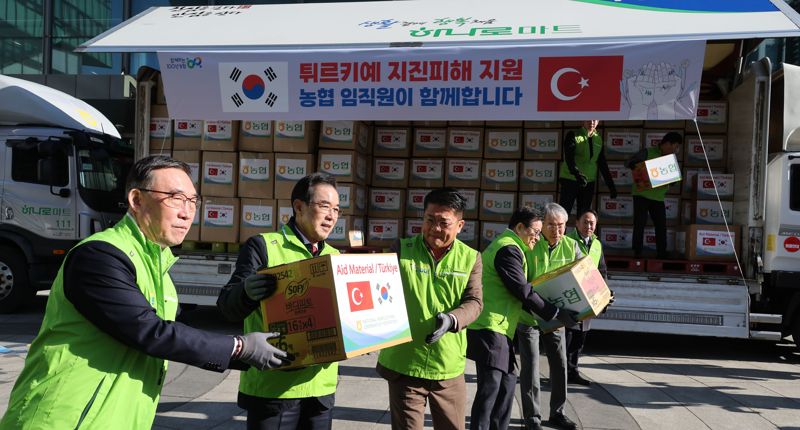 이성희 농협중앙회 회장과 임직원들이 21일 오전 서울 중구 농협중앙회 본관 광장에서 튀르키예 및 시리아 지역에 발생한 지진 피해 이재민들을 위해 기증구호물품을 차랑에 탑재하고 있다. 사진=박범준 기자