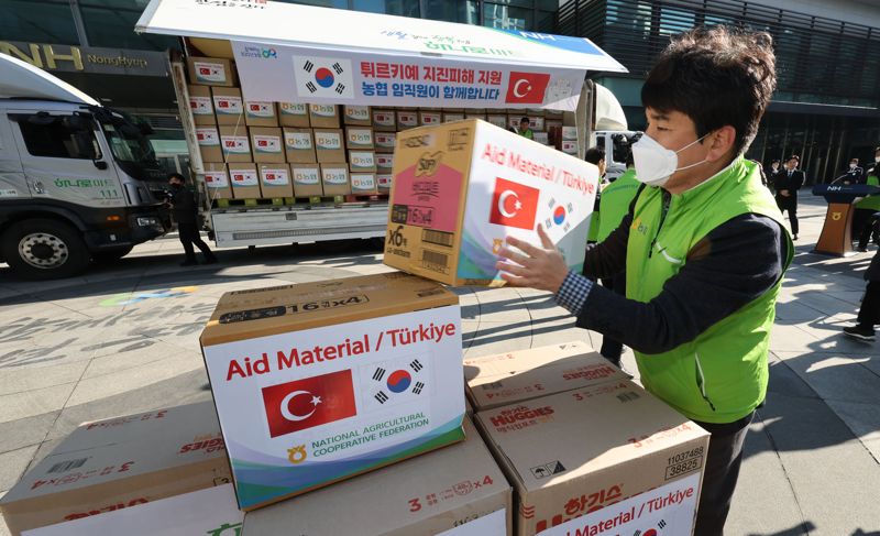 농협중앙회 직원들이 21일 오전 서울 중구 농협중앙회 본관 광장에서 튀르키예 및 시리아 지역에 발생한 지진 피해 이재민들을 위해 기증구호물품을 차랑에 탑재하고 있다. 사진=박범준 기자