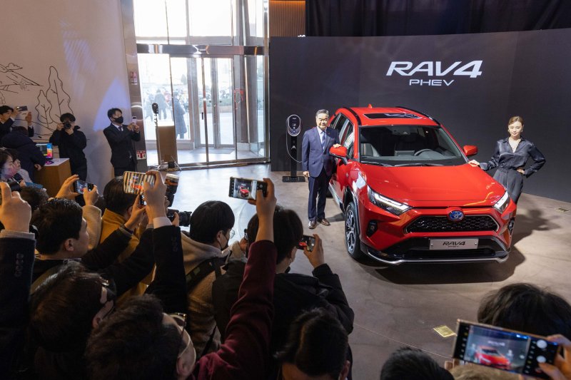 [서울=뉴시스] 콘야마 마나부 한국토요타자동차 신임 대표이사가 21일 서울 송파구 잠실 커넥트투에서 'RAV4 플러그인 하이브리드(PHEV)'를 소개하고 있다. (사진=한국도요타자동차 제공) 2023.02.21. photo@newsis.com *재판매 및 DB 금지 /사진=뉴시스