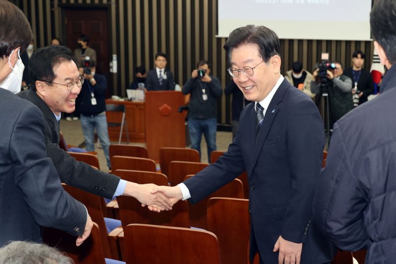 더불어민주당 이재명 대표가 21일 국회에서 열린 의원총회에 참석하며 동료의원들과 인사를 하고 있다. 사진=서동일 기자