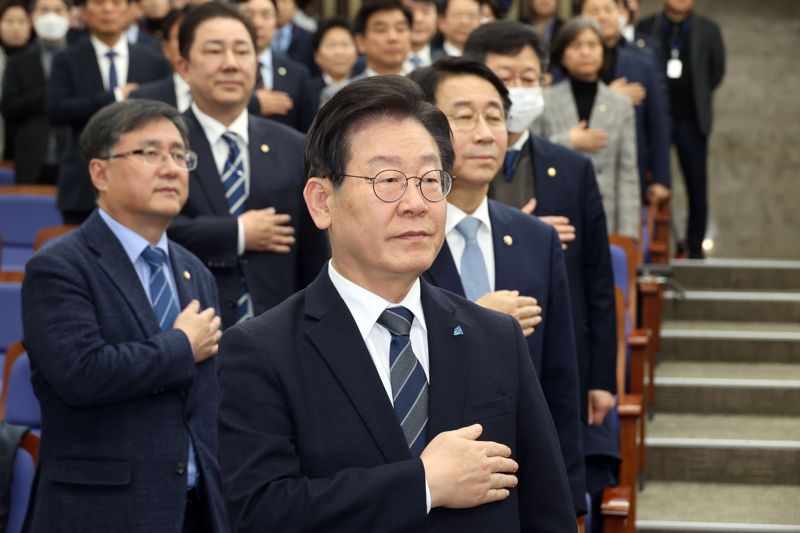 더불어민주당 이재명 대표가 21일 국회에서 열린 의원총회에 참석해 국민의례를 하고 있다. 사진=서동일 기자