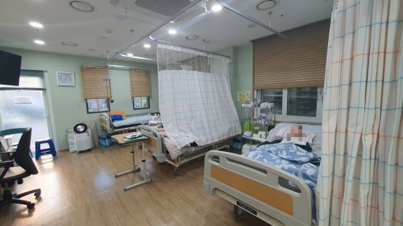 지난 20일 서울 관악구 주사랑공동체교회 주사랑장애인단기보호센터에서 한 장애인이 잠자고 있다. /사진=노유정 기자