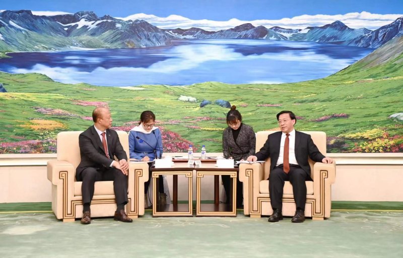 KGC인삼공사 허철호 대표이사(왼쪽)와 한쥔 길림성장이 지난 16일 중국 길림성정부 영빈관에서 전략적 협력을 위한 회담을 진행하고 있다. KGC인삼공사 제공