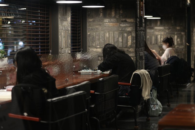 서울의 한 카페에서 사람들이 공부를 하고 있다. 뉴스1