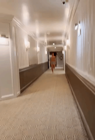 지난 16일 미국 배우 알리슨 브리(41)가 호텔을 뛰어다니는 영상을 자신의 인스타그램에 공개했다.<div id='ad_body2' class='ad_center'></div> 알리슨 브리 인스타그램 캡처