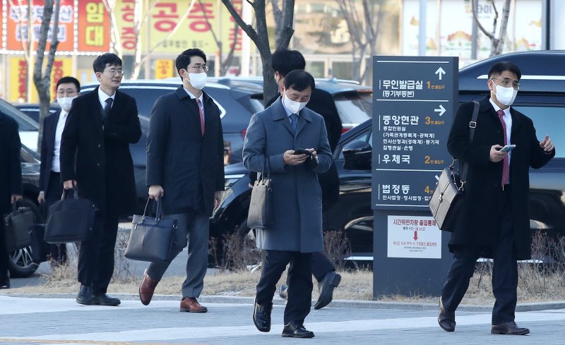 이수만 SM엔터테인먼트 전 총괄 프로듀서가 SM을 상대로 낸 신주 및 전환사채 발행금지 가처분 신청 1차 심문기일인 22일 오전 서울 송파구 서울동부지방법원으로 이수만 측 법률대리인인 화우 관계자들이 들어서고 있다./사진=뉴스1