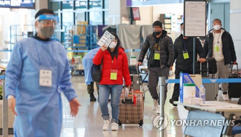 인천국제공항 제1여객터미널 입국장에 설치된 중국발 단기체류자 PCR검사 대기장소에서 중국인들이 이동하고 있다. 연합뉴스 제공.