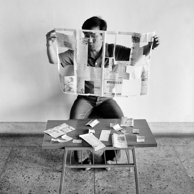 성능경 작가가 1976년에 펼친 행위예술 ‘신문읽기 퍼포먼스’ 사진=경기도미술관 제공. *재판매 및 DB 금지