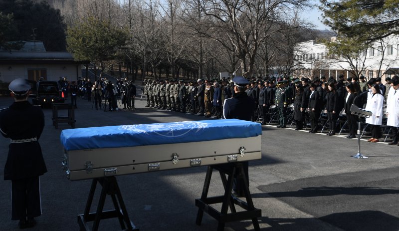 22일 서울 동작구 국립현충원에서 6·25전쟁에 참전했던 미군 전사자 유해 1구를 고국으로 봉송하기 위한 봉송식이 거행되고 있다. 대한민국의 자유와 번영을 지키기 위해 태평양을 건너온지 70여년 만이다. 이날 봉송된 유해는 한미가 작년 10월 6·25전쟁 전투기록과 발굴 정황을 바탕으로 성별·나이·사망원인·인종 감식 등 법인류학적 분석 및 유전자 분석을 거쳐 공동으로 정밀 감식한 결과 미군 전사자로 판정됐다. 사진=공동취재단