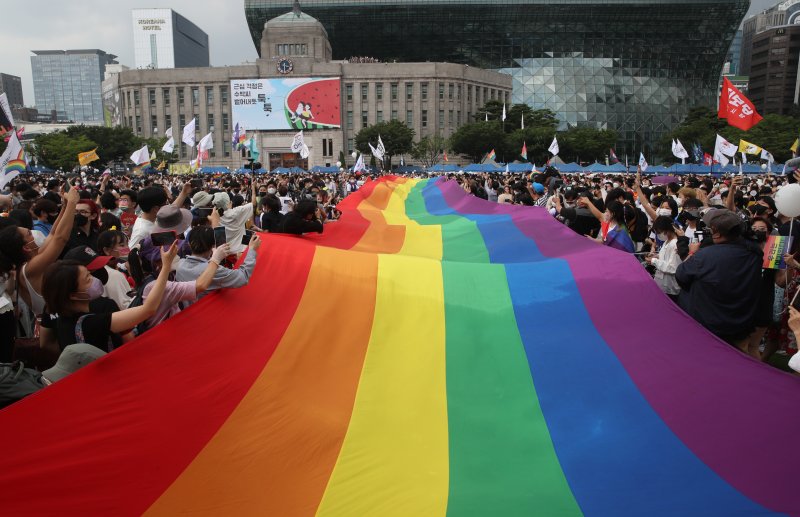 [서울=뉴시스] 고승민 기자 = 지난해 7월16일 서울광장에서 열린 퀴어문화축제에서 참가자들이 대형 무지개 깃발을 펼치고 있다. 2022.07.16. kkssmm99@newsis.com