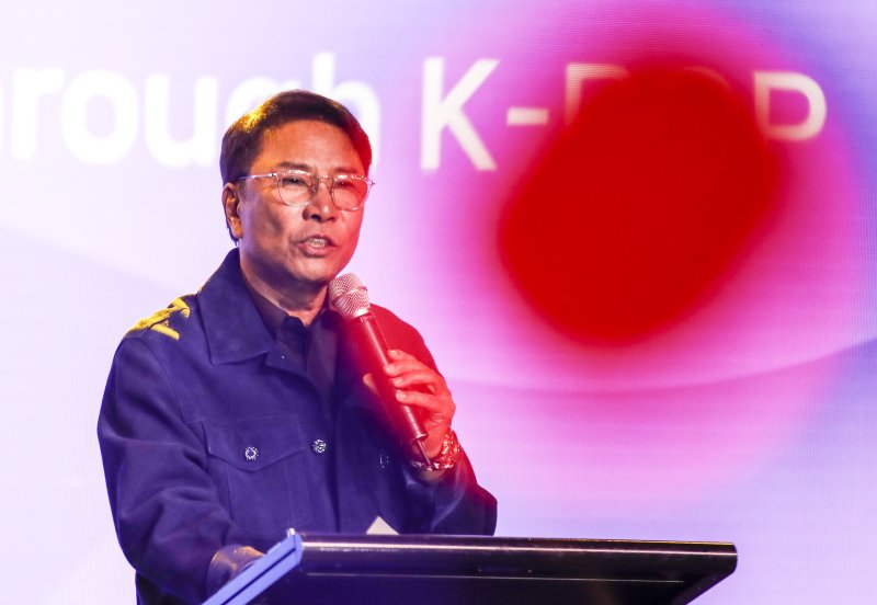 [서울=뉴시스] 정병혁 기자 = 이수만 전 SM엔터테인먼트 총괄 프로듀서가 14일 오후 서울 용산구 그랜드하얏트서울에서 열린 한-몽골 경제인 만찬에서 기조연설을 하고 있다. 2023.02.14. jhope@newsis.com