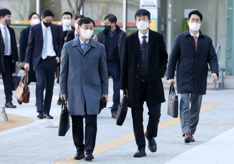 [서울=뉴시스] 조성우 기자 = 이수만 전 SM엔터테인먼트 총괄 프로듀서의 법률대리인 법무법인 화우 변호인단이 22일 오전 서울 송파구 서울동부지방법원에서 열린 SM엔터테인먼트의 신주 및 전환사채 발행금지 가처분 신청 심문기일에 출석하고 있다. 2023.02.22. xconfind@newsis.com