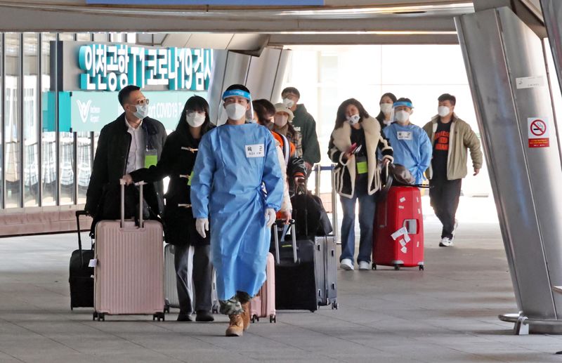 정부가 중국발 입국자의 한국 입국 후 코로나19 PCR 검사 의무를 다음 달 1일 해제하기로 한 22일 인천국제공항 제1여객터미널 입국장에 중국인 입국자들이 관계자의 안내를 받으며 PCR검사 장소로 이동하고 있다. 사진=박범준 기자