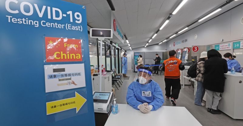 정부가 중국발 입국자의 한국 입국 후 코로나19 PCR 검사 의무를 다음 달 1일 해제하기로 한 22일 인천국제공항 제1여객터미널에 설치된 코로나19 검사센터에서 중국인입국자들이 PCR검사를 받기위해 대기하고 있다. 사진=박범준 기자