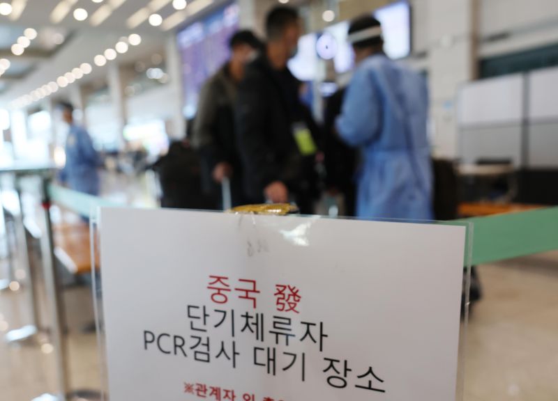 정부가 중국발 입국자의 한국 입국 후 코로나19 PCR 검사 의무를 다음 달 1일 해제하기로 한 22일 인천국제공항 제1여객터미널 입국장에 설치된 중국발 단기체류자 PCR검사 대기장소에 중국인입국자들이 PCR검사를 받기위해 대기하고 있다. 사진=박범준 기자