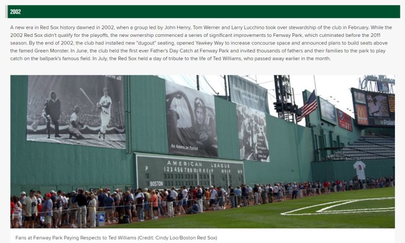 [서울=뉴시스]지난 2002년 테드 윌리엄스를 추모하는 펜웨이파크 팬 모습이다. 이들 옆으로 높게 자리한 벽이 일명 '그린 몬스터'다.(사진=MLB닷컴 갈무리) 2023.01.02. photo@newsis.com *재판매 및 DB 금지