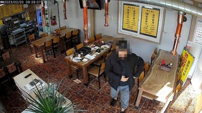 지난 20일 한 남성이 순천 청암대 인근 식당에서 삼겹살 등 5만원어치를 주문한 뒤 계산하지 않고 나가는 모습. 출처=보배드림